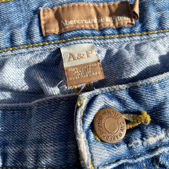 Abercrombie & Fitch Distressed Rolled Cuff Jeans (8R) - Picture 10 of 14